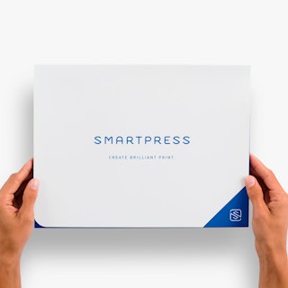 Two hands holding a branded folder printed with Smartpress in blue and a white background on the cover.